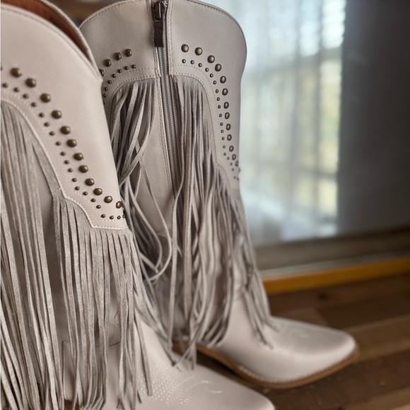 Gorgeous grey Fringe boots - Picture 4 of 9